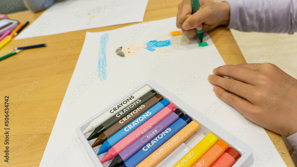 お絵描きをする子供 お絵描きをする子供