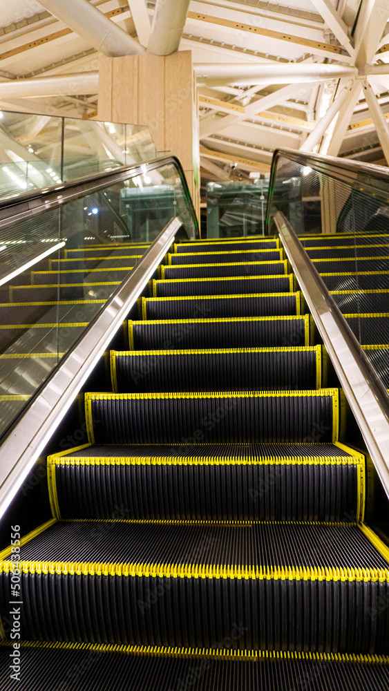 駅構内のエスカレーターがある風景 駅構内のエスカレーターがある風景
