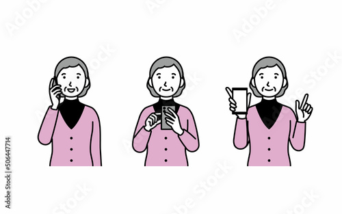 スマートフォンを操作するシニア女性