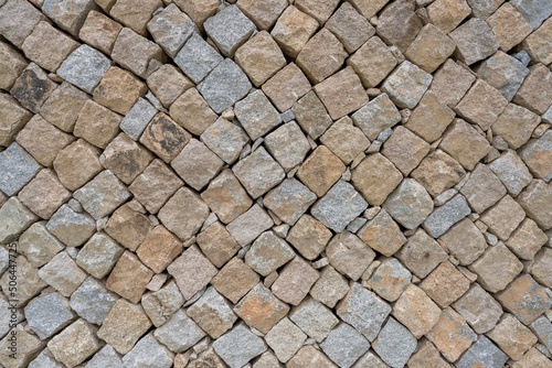 Arrangement and texture of stone walls