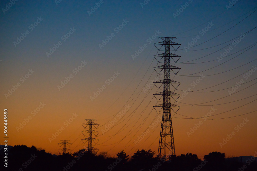 送電線のある街の夕景