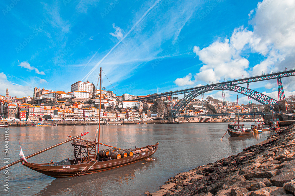 Obraz premium Barco Rabelo no Porto com Ponte D. Luís | Rio Douro, Portugal