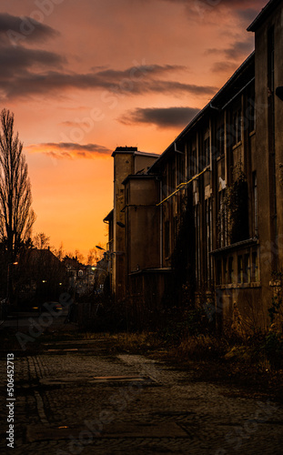Fabrik bei Sonnenuntergang