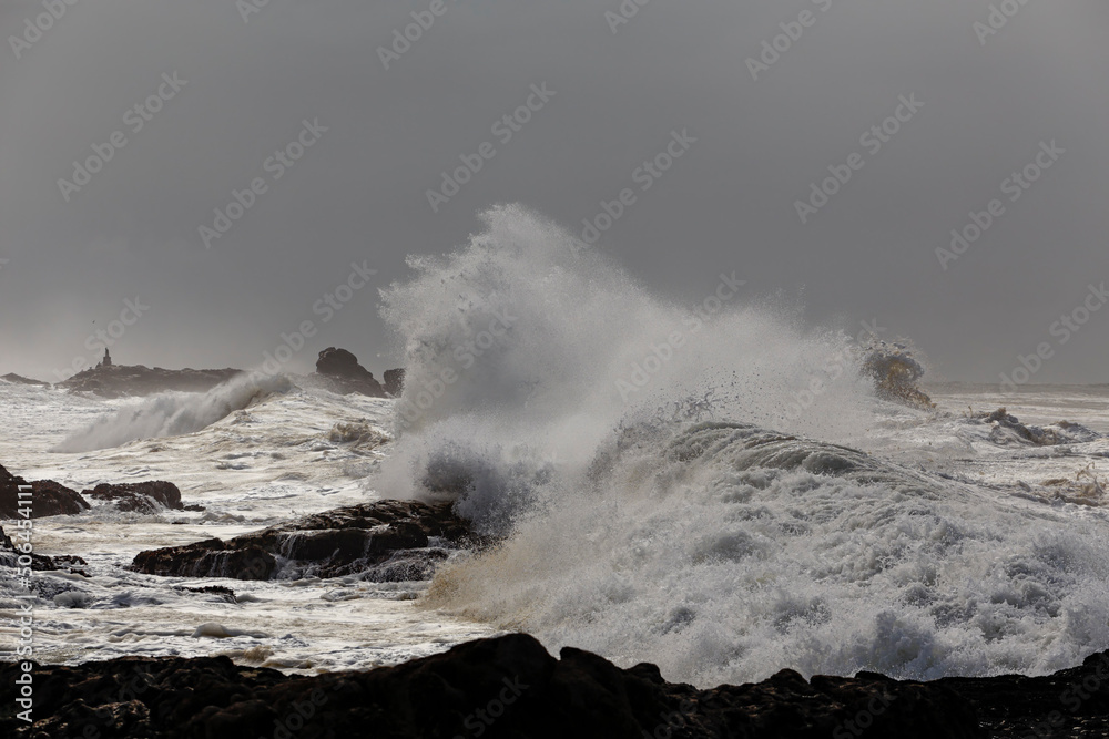 Stormy breaking wave splash