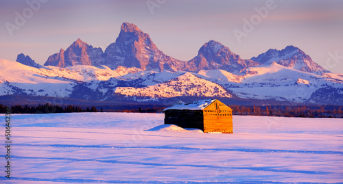 Fotografiet Tetons Mountains Sunset in Winter with Old Cabin Homestead Building