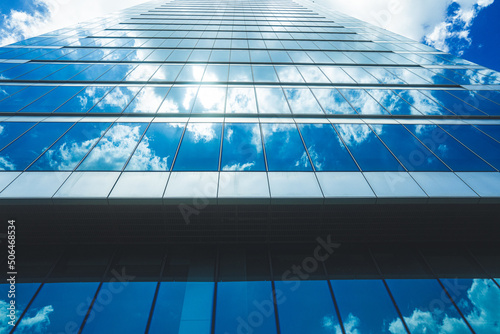 Φωτογραφία underside panoramic and perspective view to steel blue glass high rise building