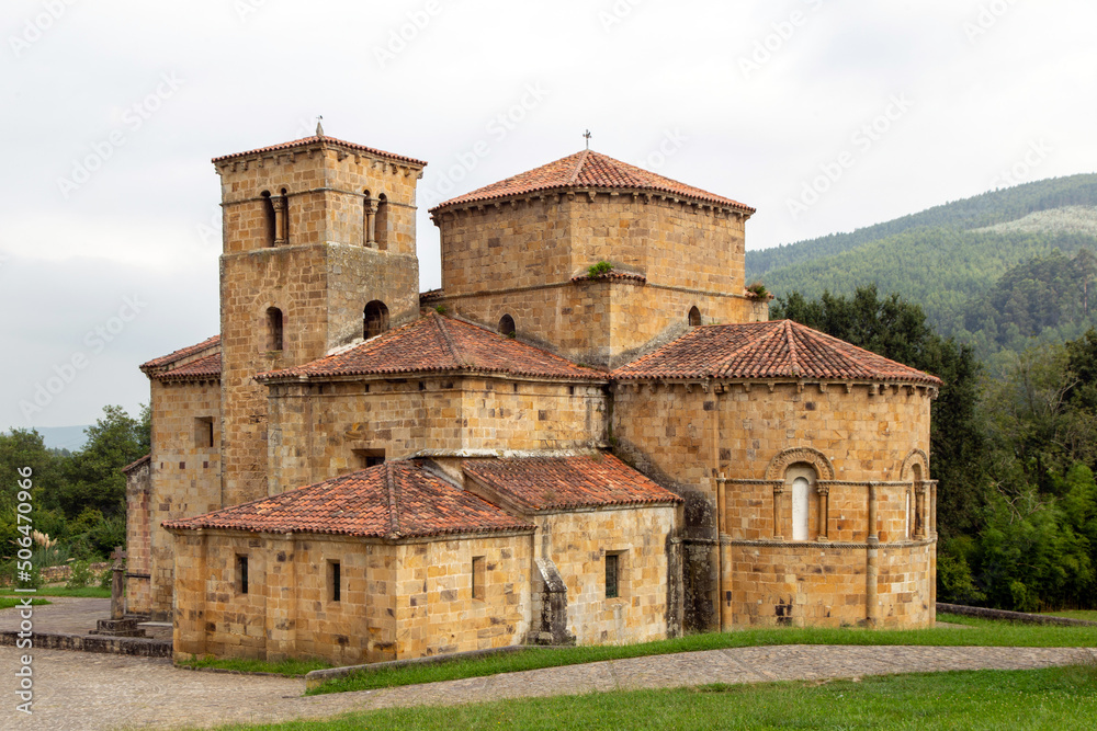 Colegiata románica de Santa Cruz de Castañeda (siglo XII). Fue declarada Monumento Nacional en 1930.
