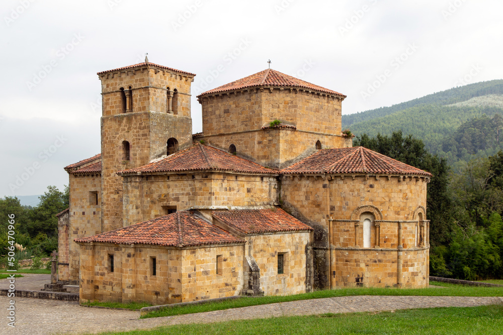 Obraz premium Colegiata románica de Santa Cruz de Castañeda (siglo XII). Fue declarada Monumento Nacional en 1930.