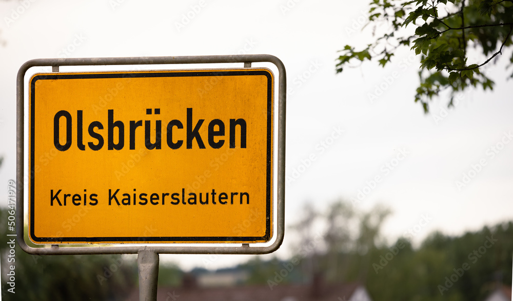 Yellow sign showing that you are leaving olsbrücken and traveling to kaiserlauten (Kreis Kaiserslautern)