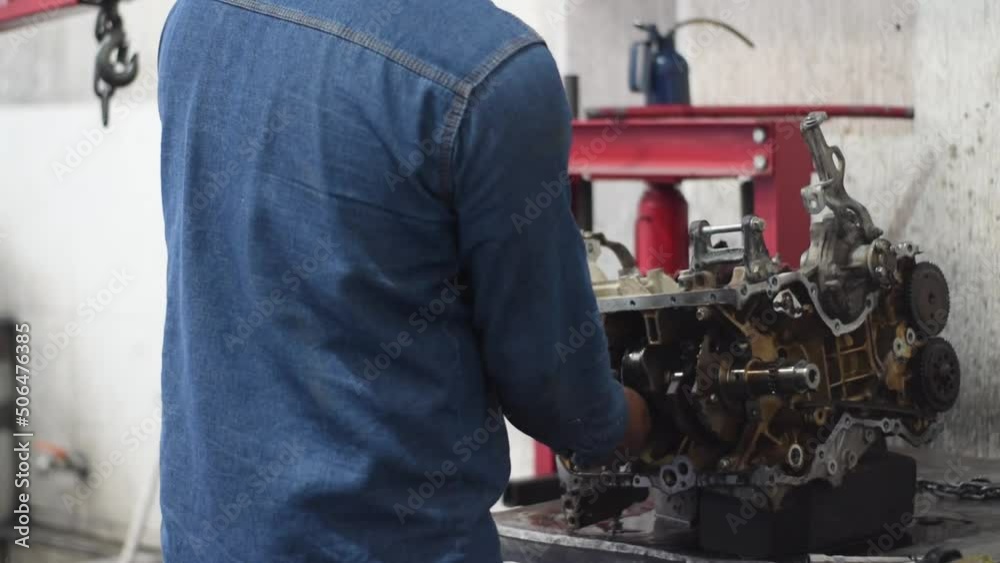 mecanico reparando motor