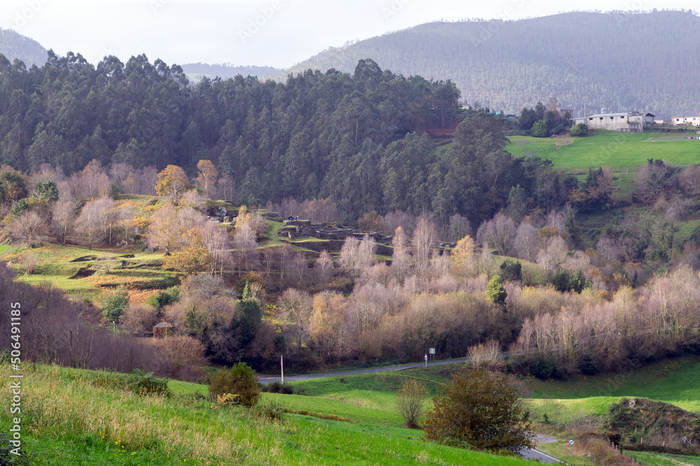 Paisaje montañoso en Asturias. Se puede ver el castro celta de Coaña, en el centro de la imagen. Norte de España.