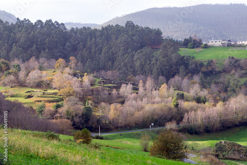Paisaje monta  oso en Asturias. Se puede ver el castro celta de Coa  a  en el centro de la imagen. Norte de Espa  a.