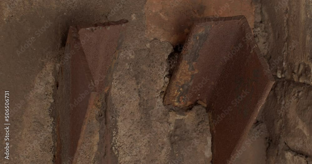 Video „Rusty pieces of metal sticking out of the wall. Dangerous place