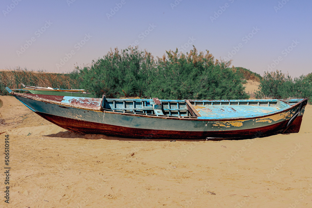 Fototapeta premium Sur la plage abandonné ce bateau