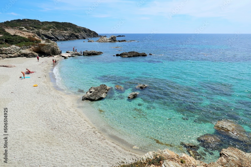 Île des Embiez à Six-Fours-les-Plages, paysage de côte avec une plage de sable blanc au bord de l’eau bleu turquoise de la mer Méditerranée (France)