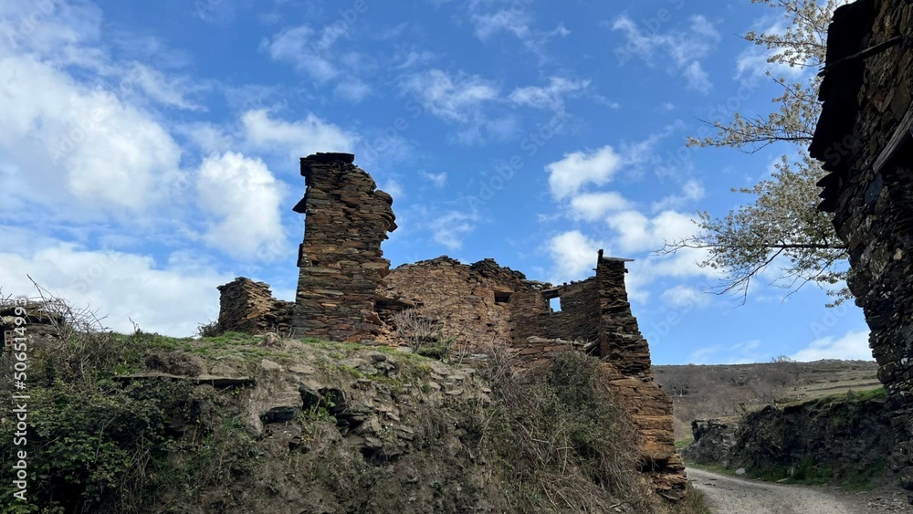 Ruinas en una aldea de Galicia