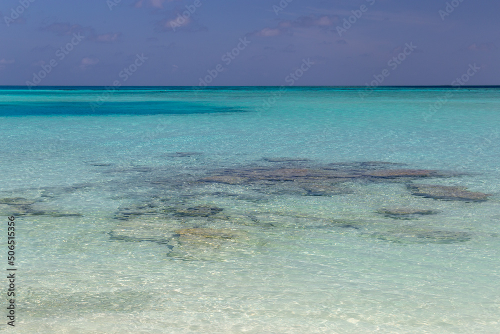 Obraz premium Crystal clear blue sea in Maldives