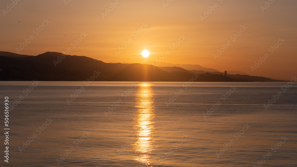 Sonnenaufgang vor der andalusischen Küste Nähe Malaga zur goldenen Stunde