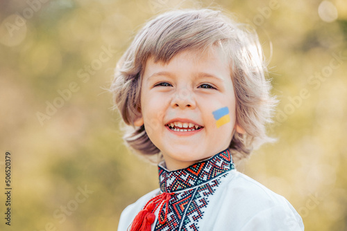 Tela Smiling little ukrainian boy with blue yellow flag art on cheek