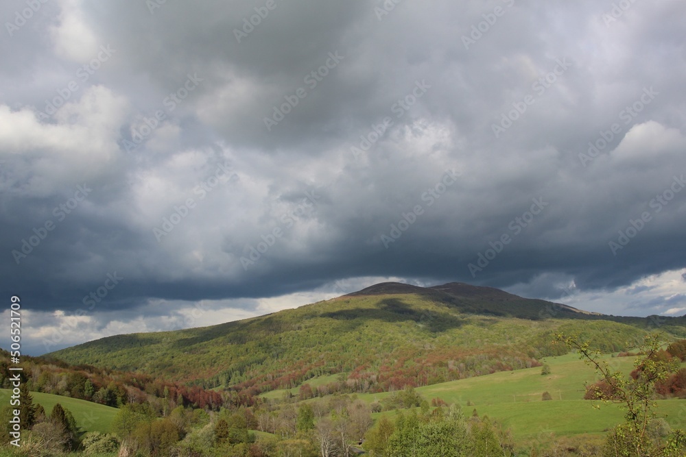Fototapeta premium Ciemne chmury nad Bieszczadami, Polska, maj 2020 rok