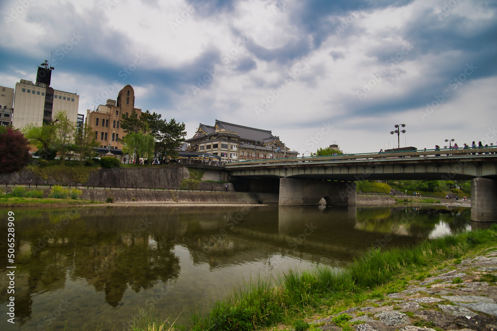 賀茂川と四条大橋の眺め　　京都　日本　
