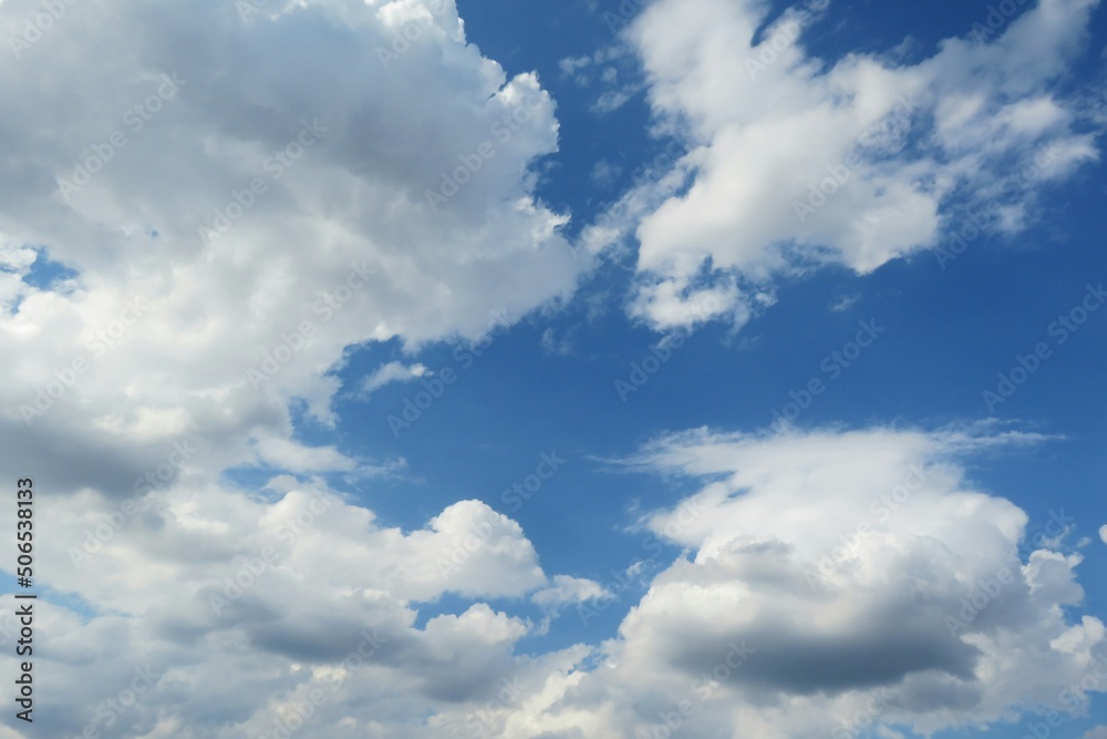 Obraz premium Beautiful white fluffy clouds in blue sky background