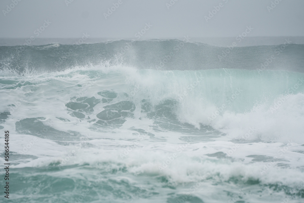 Obraz premium crashing breaking ocean waves with fog