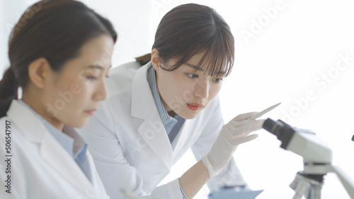 Canvastavla 研究をする白衣の女性