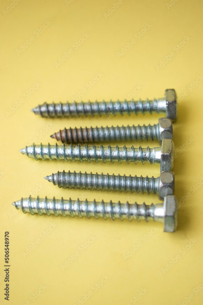 Tornillos y herramientas