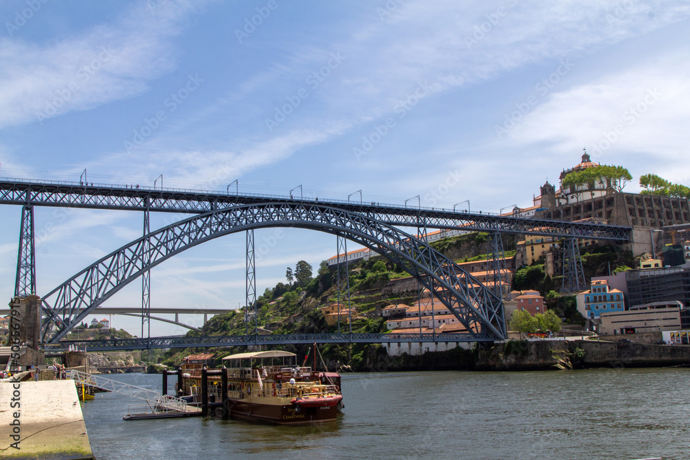 Vista del puente de Don Luis I (1881-1886), en Oporto. Portugal
