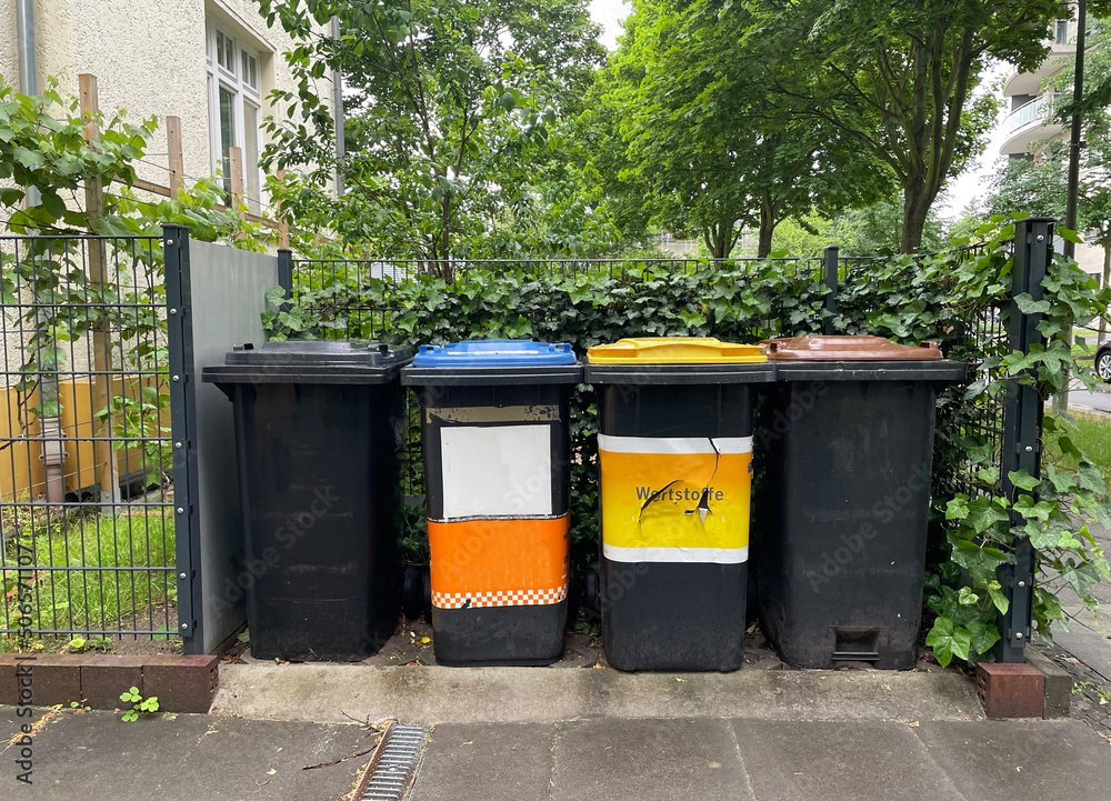 Mülltrennung, Müllplatz, Mülltonnen, Recyling, Stock Photo Adobe Stock
