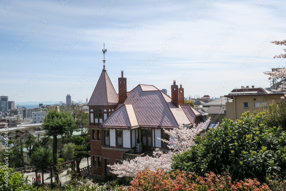 風見鶏のついた屋根の館と春の景色