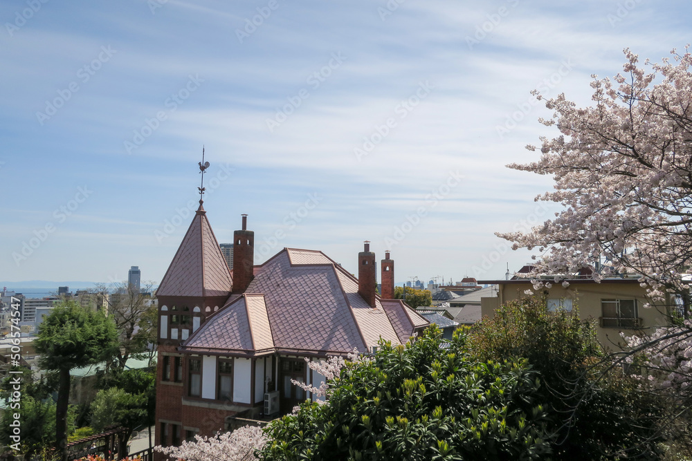 風見鶏のついた屋根の館と春の景色 風見鶏のついた屋根の館と春の景色