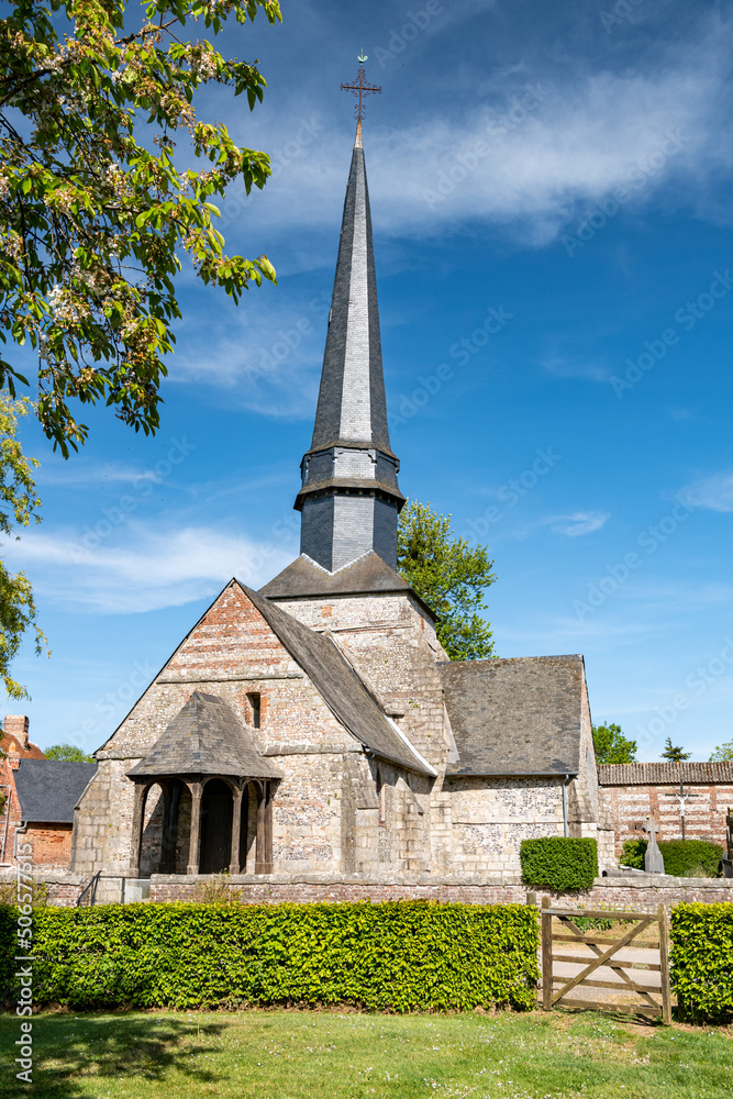 Eglise Saint-Nicolas en grès et silex avec clocher penché à Pommeréval en Seine-Maritime. 16e siècle Eglise Saint-Nicolas en grès et silex avec clocher penché à Pommeréval en Seine-Maritime. 16e siècle
