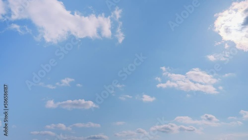 晴天の空、雲の間を飛んでいく飛行機　4K　UHD