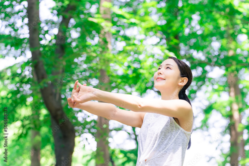 森林の中でリラックスする女性