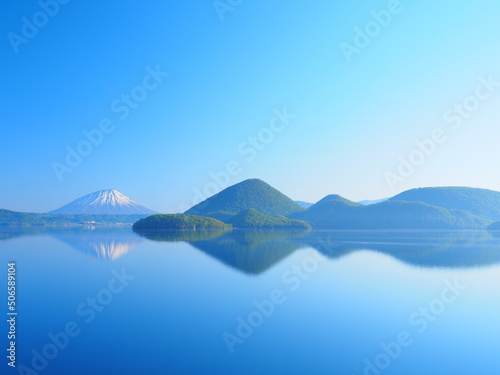 北海道の絶景 春の洞爺湖と羊蹄山リフレクション