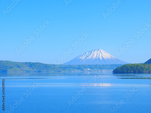 北海道の絶景 春の洞爺湖からみた残雪の羊蹄山 © hiro cafe