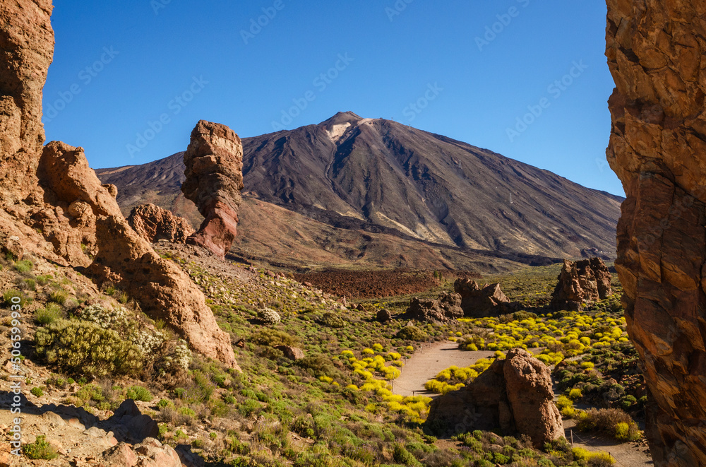 Vista del pico del Teide desde los Roques de García, en el Parque Nacional del Teide, Tenerife, Islas Canarias, España