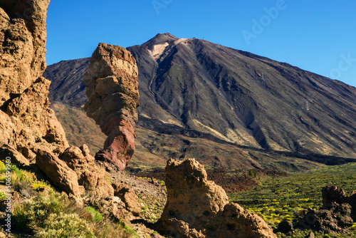 La vista mas famosa del pico del Teide desde el sendero de los Roques de García, en el Parque Nacional del Teide, Tenerife, Islas Canarias, España 