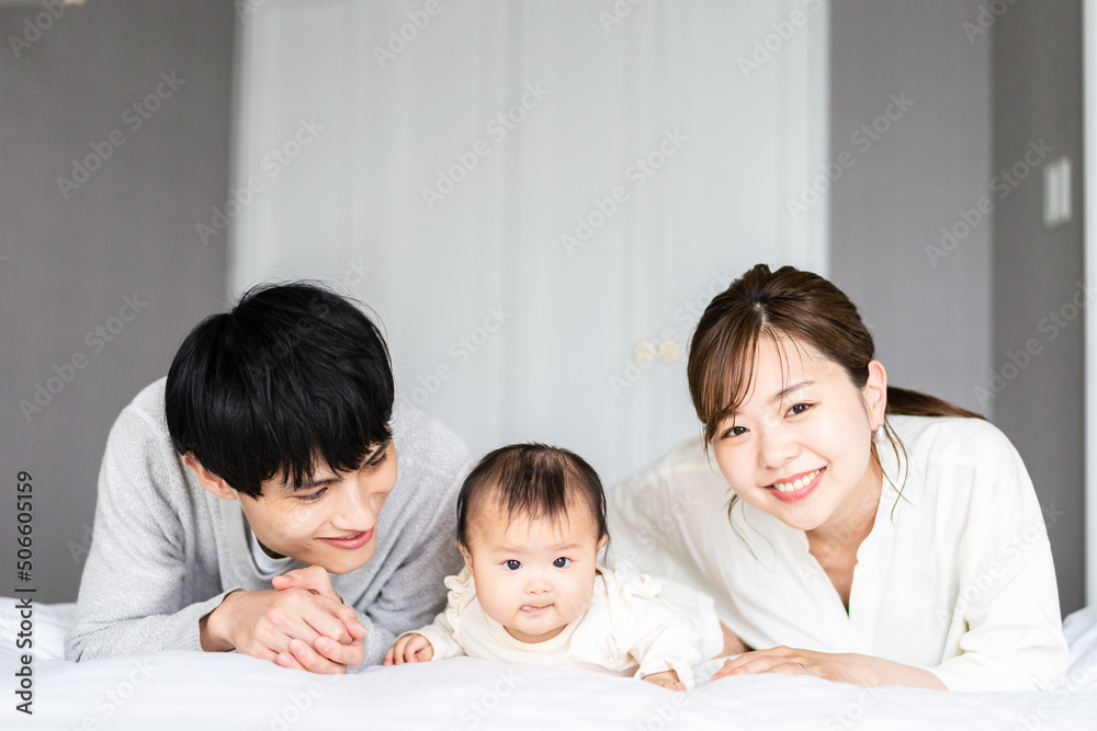 赤ちゃんと一緒に寝転ぶファミリー 赤ちゃんと一緒に寝転ぶファミリー
