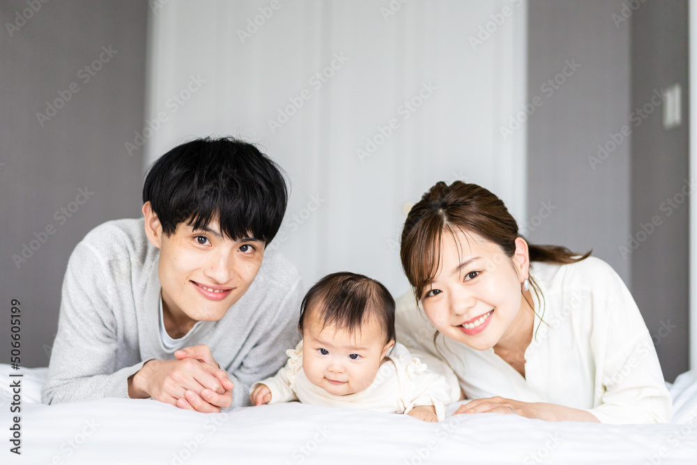 赤ちゃんと一緒に寝転ぶファミリー 赤ちゃんと一緒に寝転ぶファミリー
