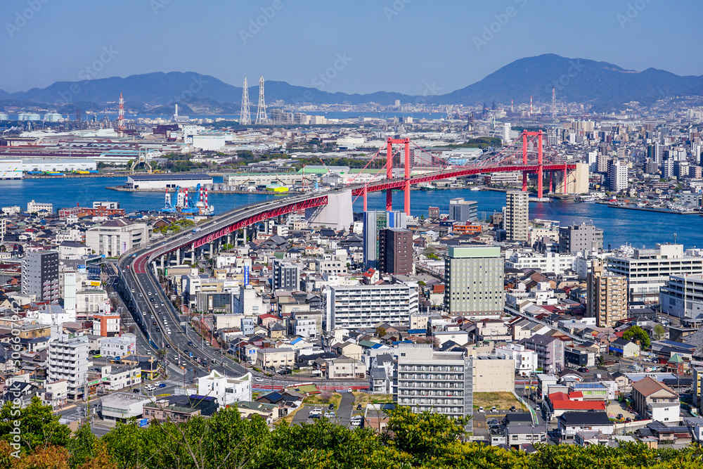 Obraz premium 高塔山展望台から、かつて東洋一の吊橋とされた若戸大橋（福岡県北九州市）
