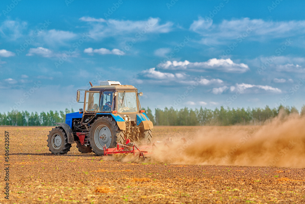 Obraz premium Tractor at field