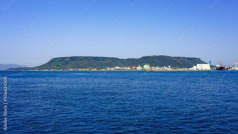 高松港のサンポート高松地区から屋島を一望