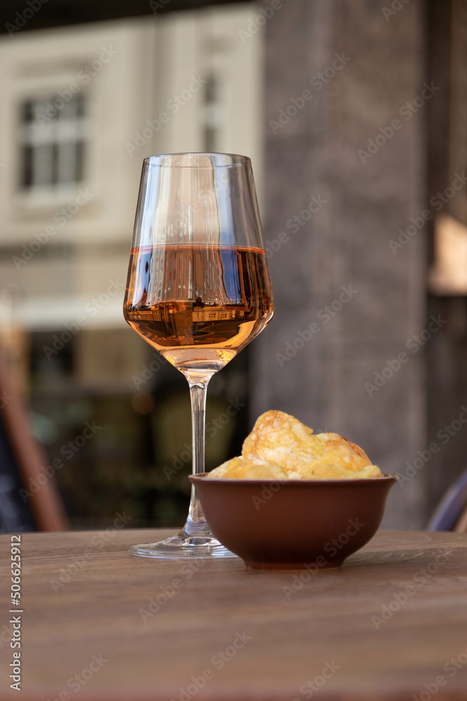 Naklejka premium glass of wine and chips 