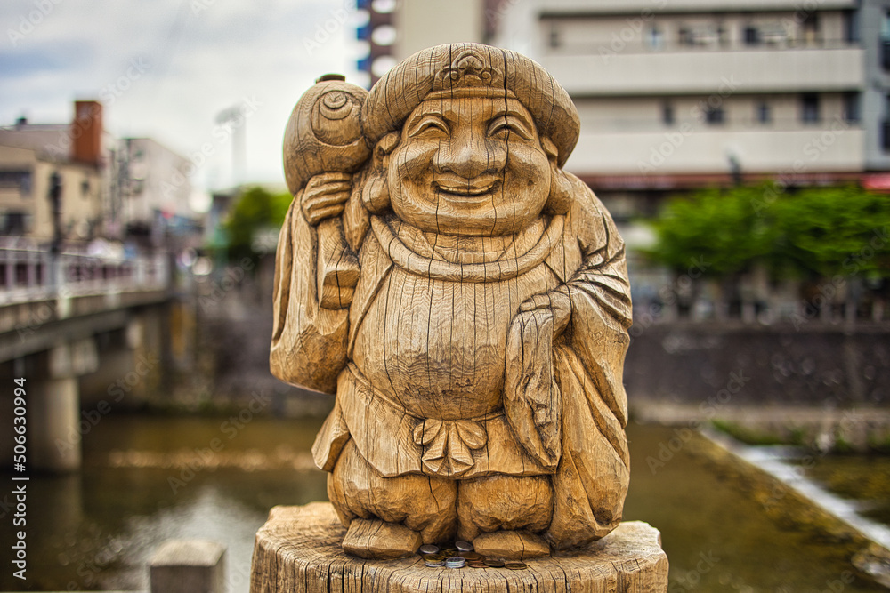 日本の縁起のいい木彫りの彫刻