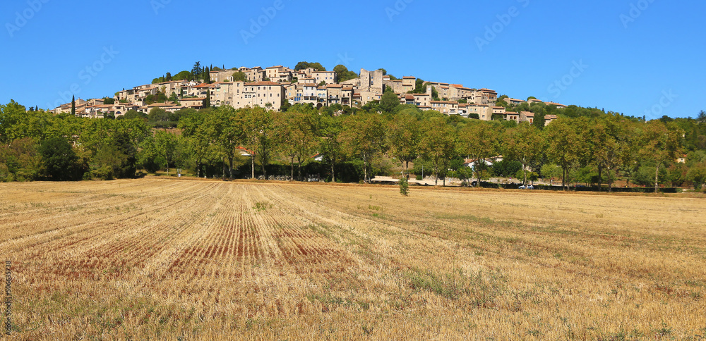 Le village de Vézénobres, perché sur sa colline, dans le département du Gard. Le village de Vézénobres, perché sur sa colline, dans le département du Gard.