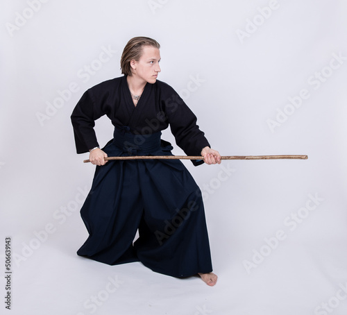 Obraz na płótnie junger mann in traditionellem Kendo Gewand, Stock nach vorne w salonie