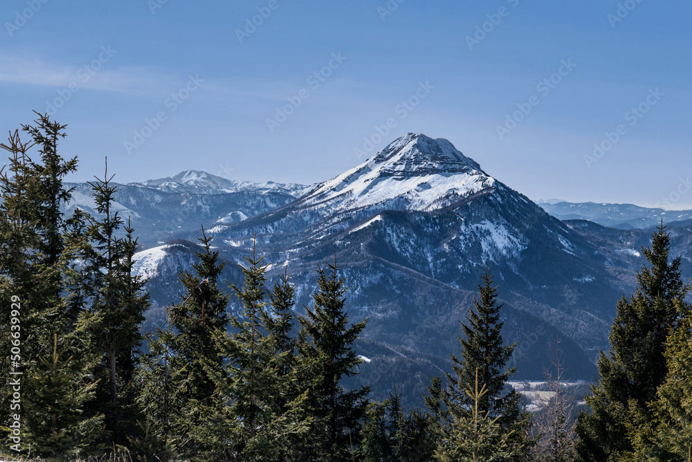 Schneebedeckte Bergspitze